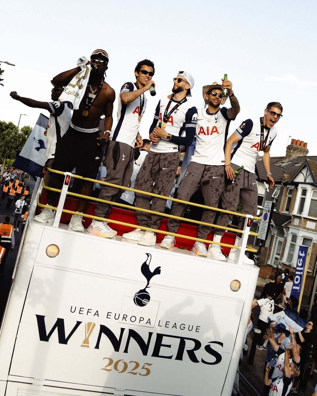 今夜突围战来临;迈阿密热火围绕欧联调整名单;球迷炸锅;资深球员宣示担当 今夜突围战来临;迈阿密热火围绕欧联调整名单;球迷炸锅;资深球员宣示担当