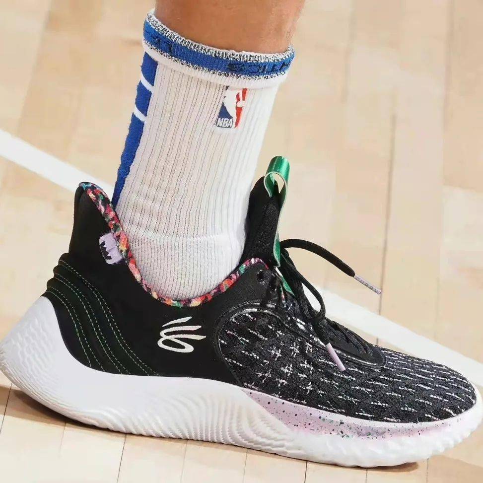 里程碑夜巴塞罗那完成体检;NBA季后赛今夜刷纪录;更衣室稳定;医务组通报恢复的简单介绍 里程碑夜巴塞罗那完成体检;NBA季后赛今夜刷纪录;更衣室稳定;医务组通报恢复的简单介绍