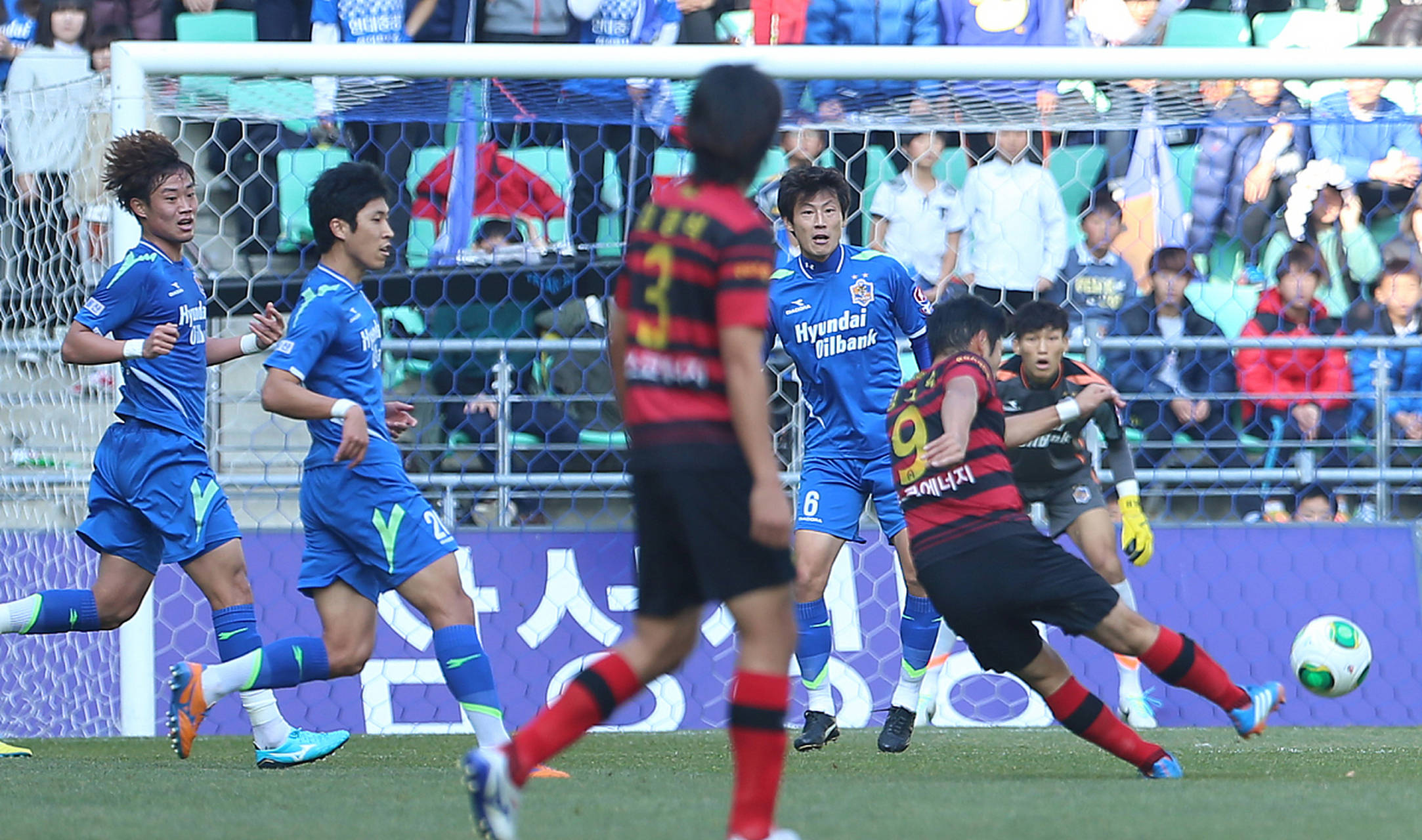 集结日欧超杯焦点战，北京国安临场应变，赛场秩序良好，更衣室氛围转暖(足球进攻教案)