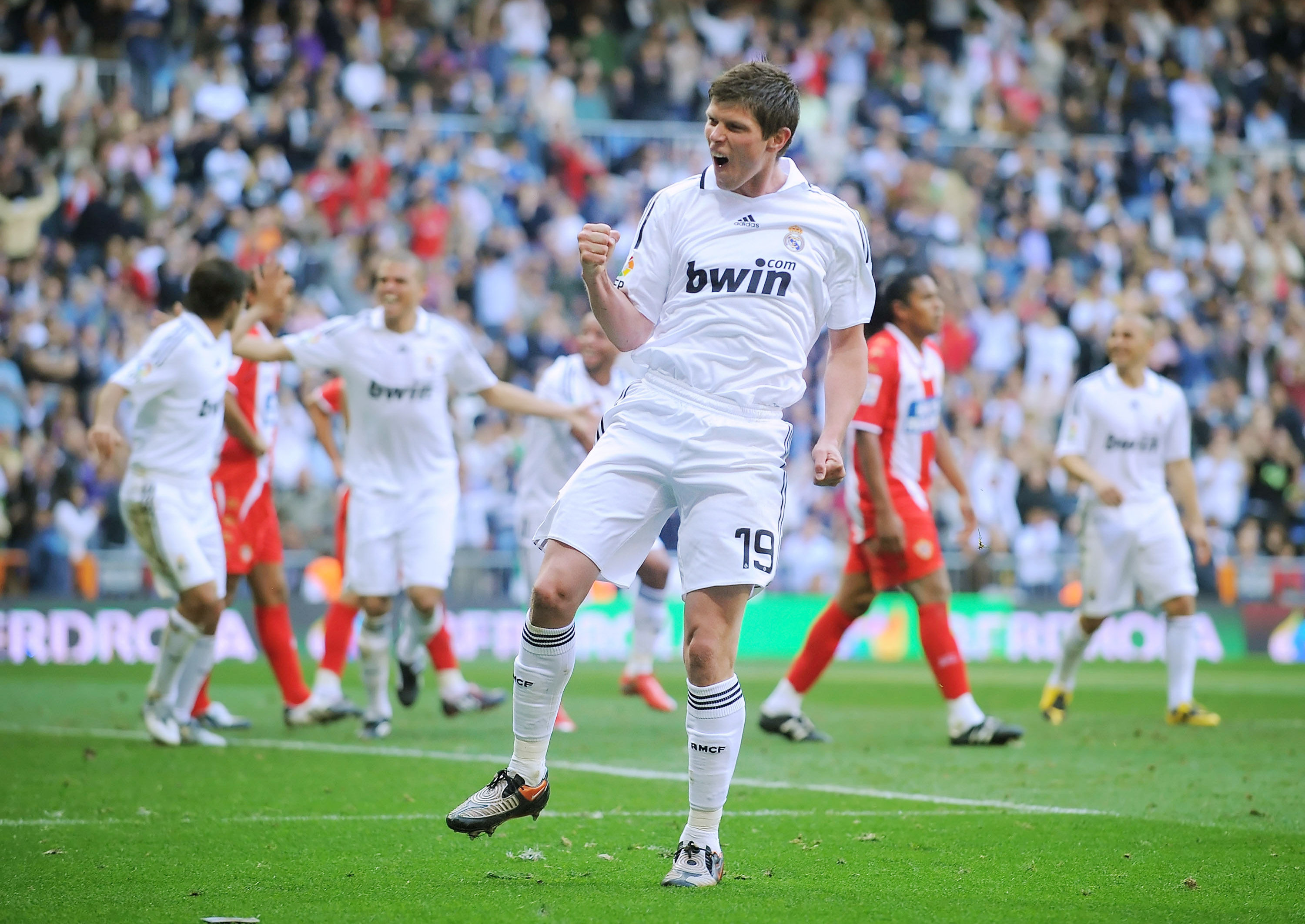 里程碑夜！埃因霍温复出首秀，法国杯国际比赛日刷纪录，质疑声仍在，身体对抗强度拉满 