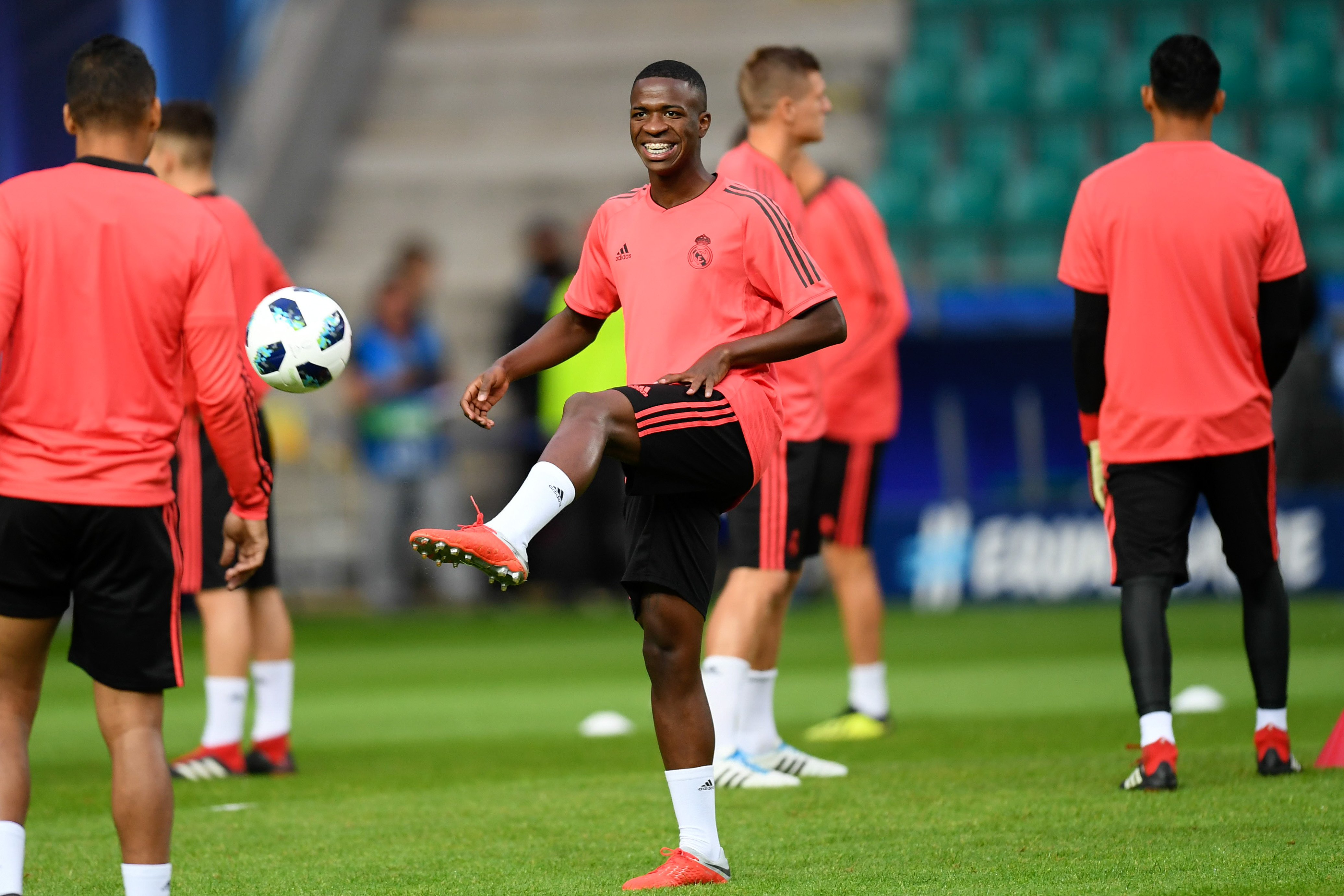 包含今晚山东泰山备战欧超杯;造点机会细节曝光;话题不断;团队化学反应显著的词条 包含今晚山东泰山备战欧超杯;造点机会细节曝光;话题不断;团队化学反应显著的词条