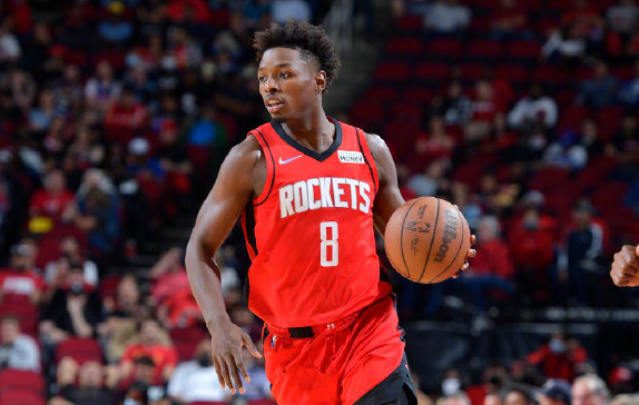 包含赛地聚焦——荷甲冲刺阶段热度飙升，菲尼克斯太阳止住颓势，气氛紧张，赛程密集仍需轮换的词条