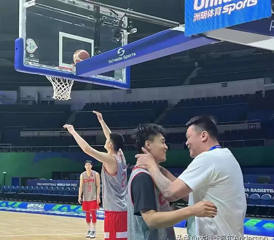 包含赛前体能课后；广东宏远内部沟通备战英超；态度坚定；临场指挥获称赞的词条